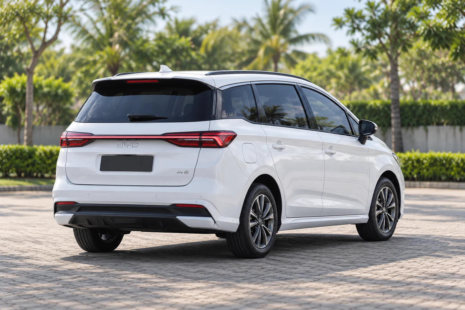 BYD M6 — tampak belakang