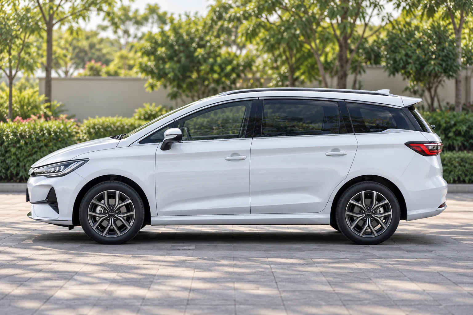 BYD M6 — tampak samping