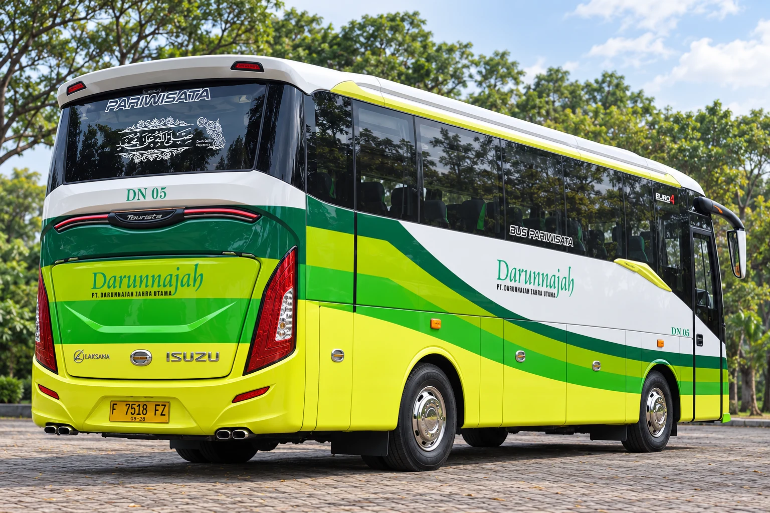 Bus Medium Darunnajah — tampak belakang