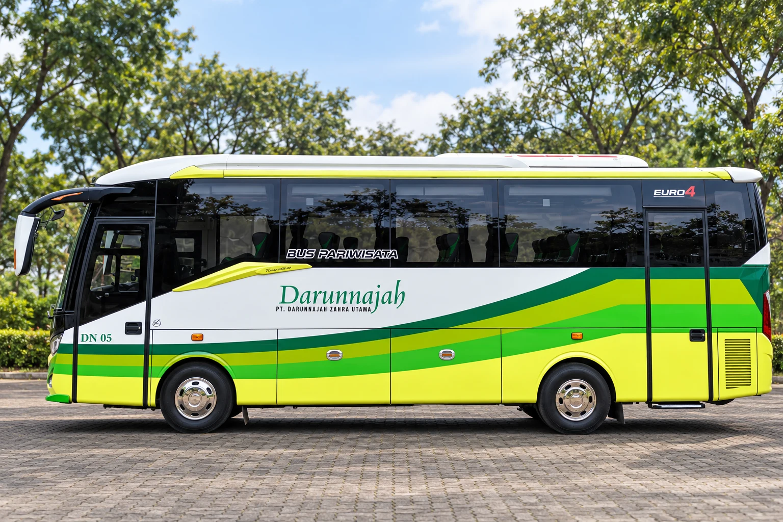Bus Medium Darunnajah — tampak samping