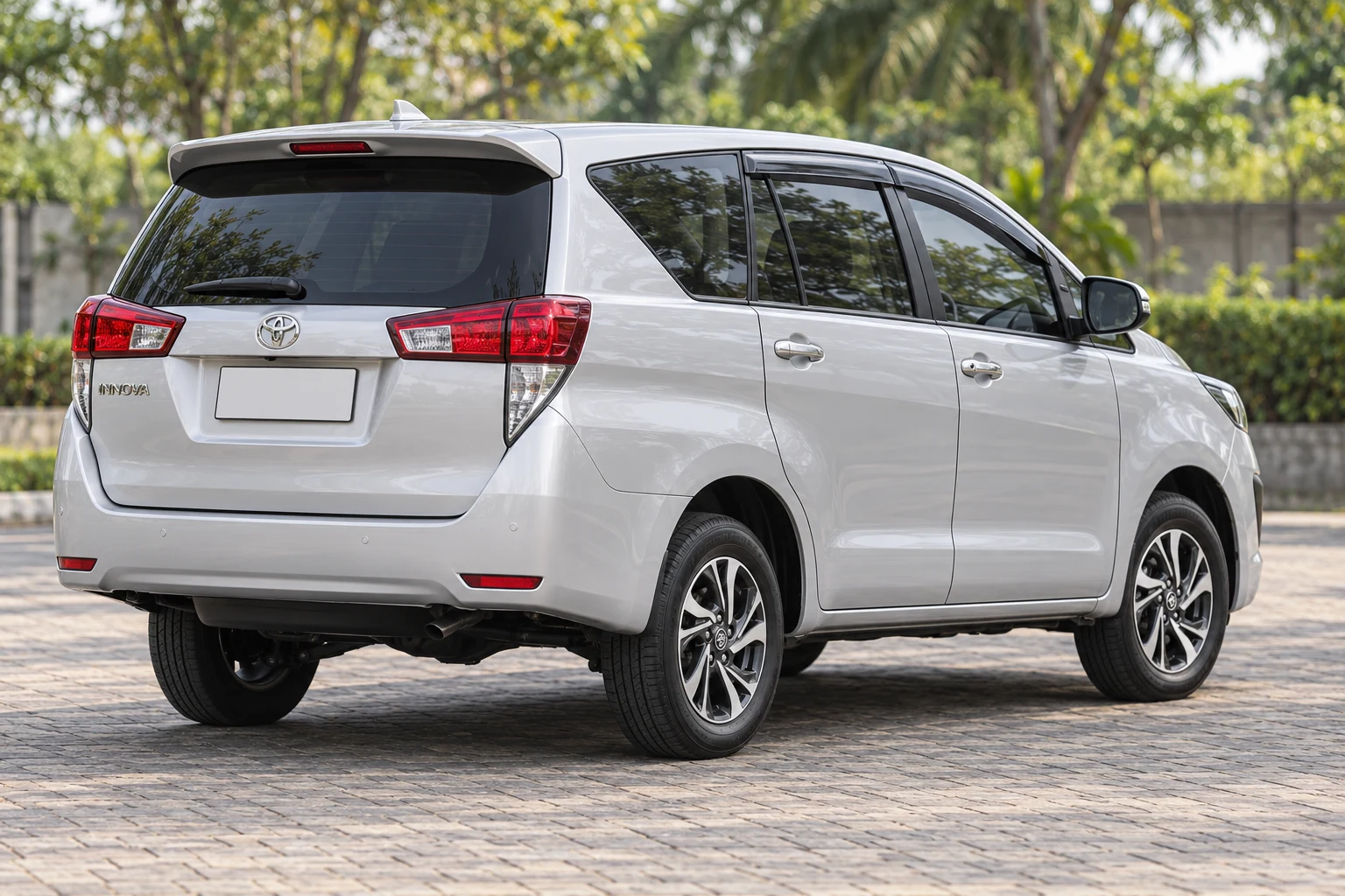 Toyota Kijang Innova — tampak belakang