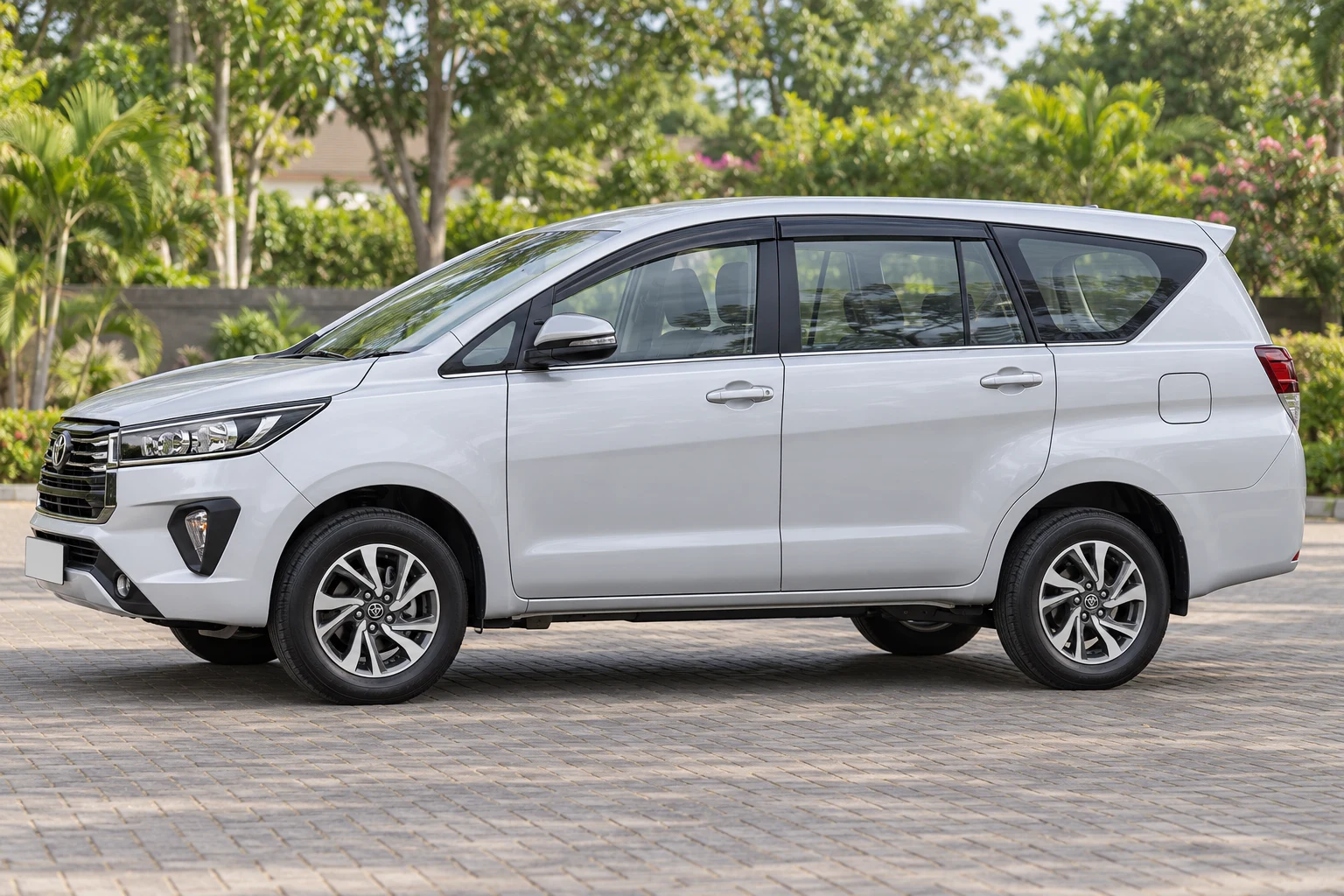 Toyota Kijang Innova — tampak samping